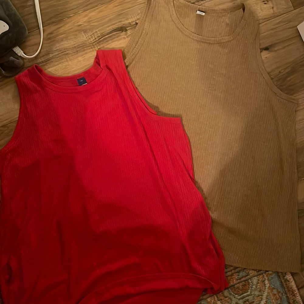 Two tops for one! Two lose fitting tanks